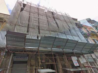 Tutto ebbe per� fine nel 2010. Quell�anno l�edificio fu sgomberato: lo stabile fu infatti dichiarato pericolante. La struttura fu quindi coperta da un�impalcatura per permettere dei lavori di restauro, che per� si interruppero subito. E da allora il palazzo di via Abbrescia non fa che perdere pezzi